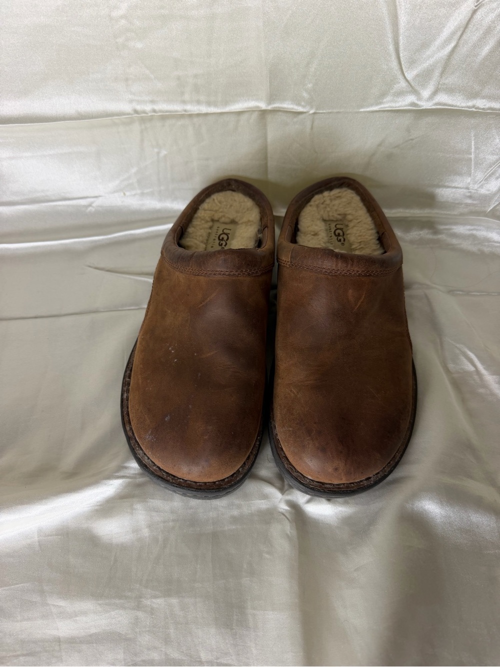 UGG Australia Men’s 9 Brown Leather Shearling Lined Slip On Clogs S/N 5301